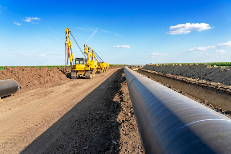 管道施工现场的重型机械 (© Shutterstock/RGtimeline)