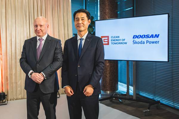CEZ首席执行官Daniel Benes(左)和斗山能源电力服务BG总裁Seungwoo Son在捷克布拉格CEZ总部举行的Temlyn 1号和2号机组更换核电站合同签字仪式上合影留念