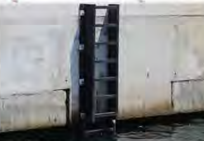 Guarda-margem tipo escada de bordo