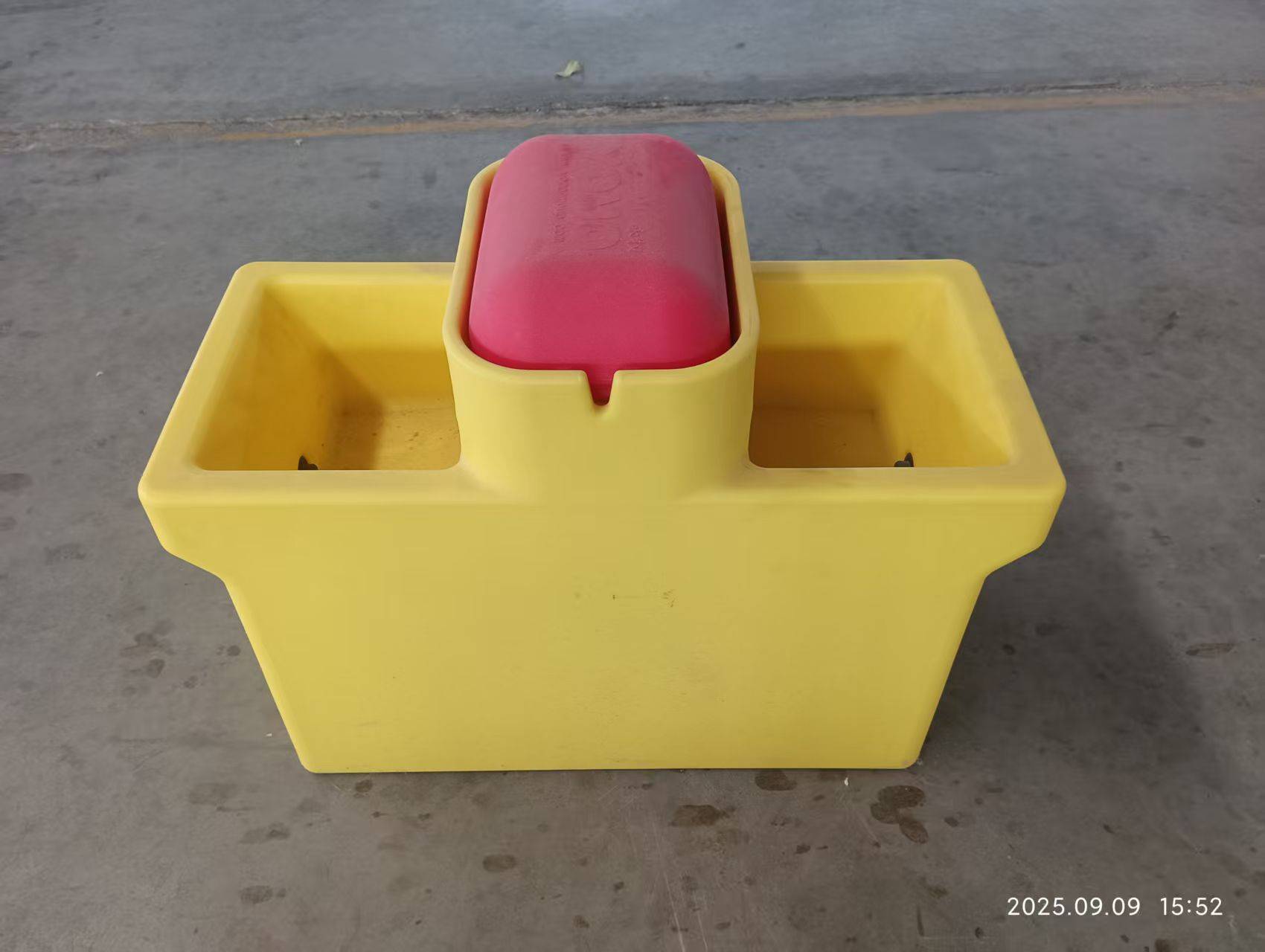 双饮犊牛饮水槽（全滚塑）