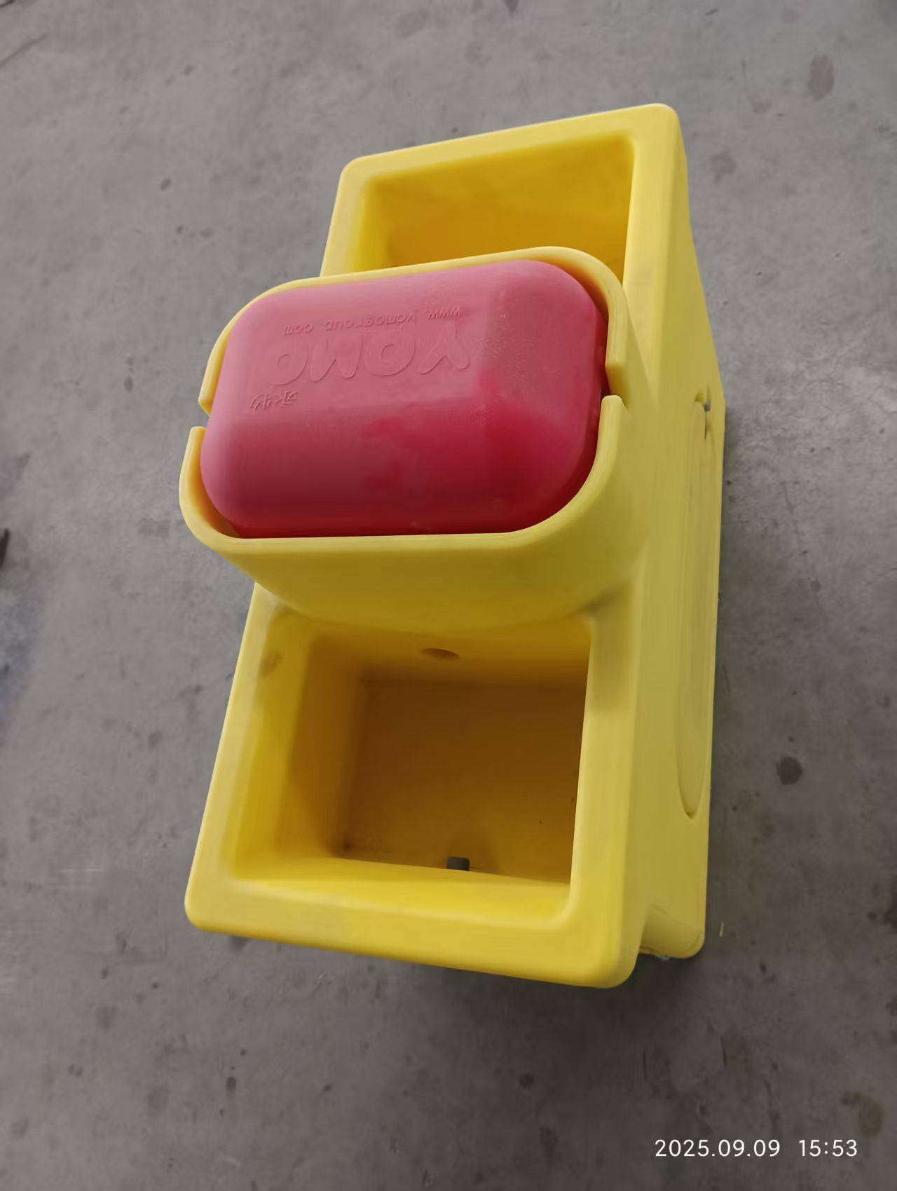 双饮犊牛饮水槽（全滚塑）