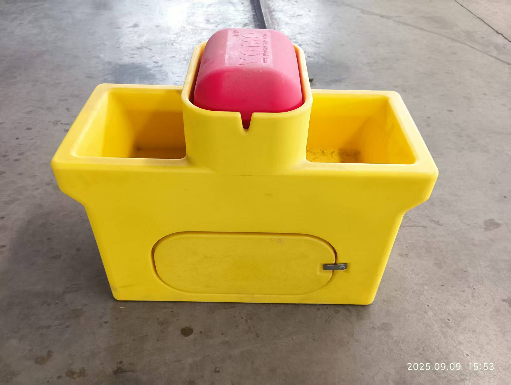 双饮犊牛饮水槽（全滚塑）