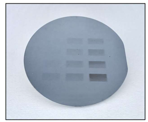 使用B-EUV光刻技术制作的具有大型可见图案的硅晶圆