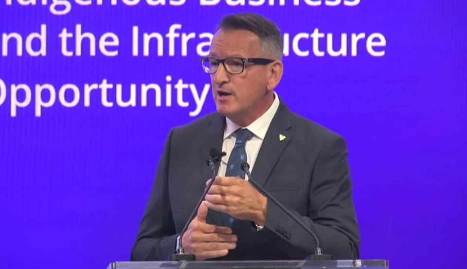 原住民事务与原住民经济和解部长兼“火环”经济与社区伙伴关系部长格雷格·里克福德于2025年9月10日在多伦多宣布这一消息。图片来源:YouTube/安大略省政府。