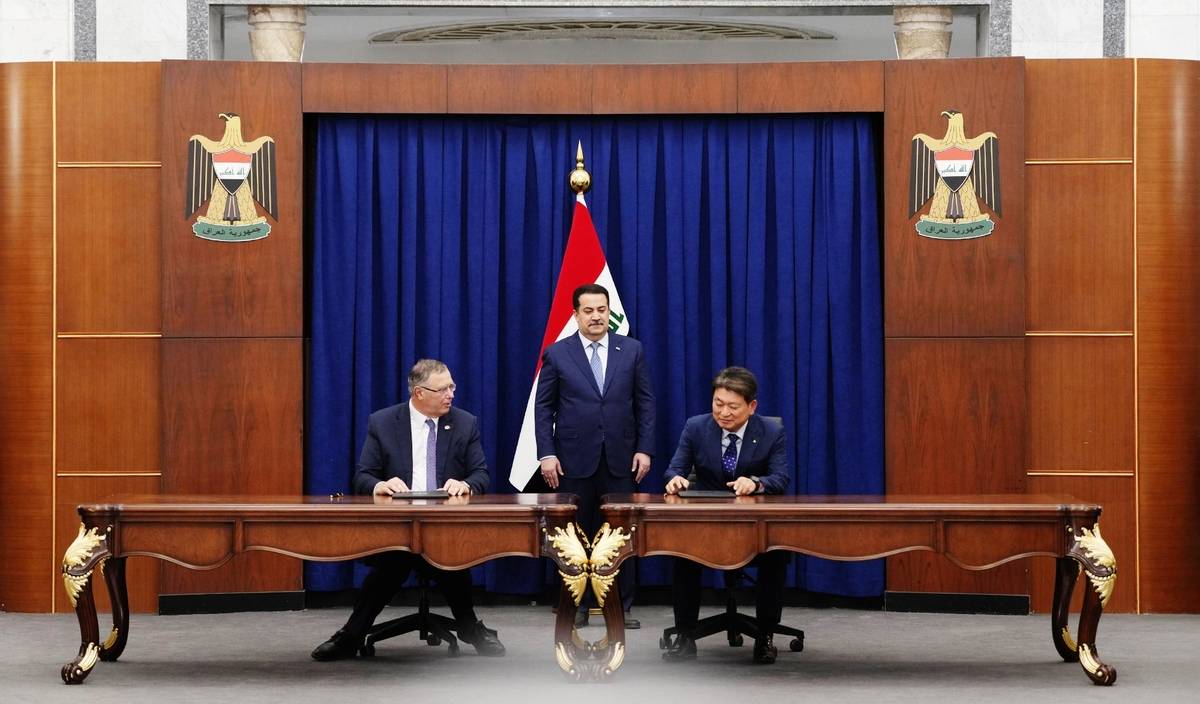 当地时间4日，在伊拉克总理官邸举行的签字仪式上，道达尔能源公司CEO帕特里克·普扬（左）与现代建设工厂事业本部长柳成安在伊拉克总理穆罕默德·西亚·苏丹尼（中）的见证下签署了合同。[照片由现代建设提供]