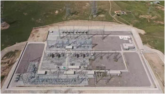 ▲9月15日,航拍中国海拔最高的750千伏超高压变电站——国家能源集团青海玛尔挡水电站750千伏云杉变电站。(无人机照片)樊晓玥 摄