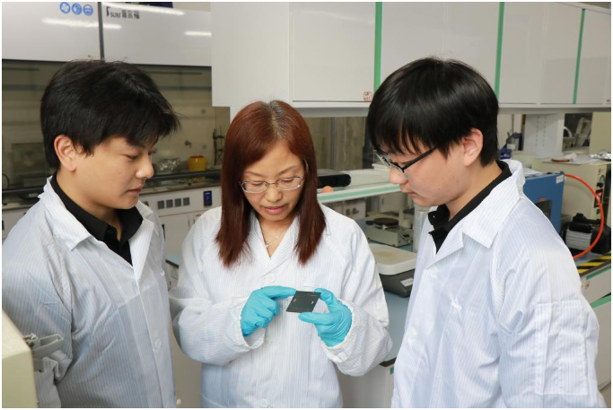 2025年9月15日,辛颢(中)和学生探讨优化光伏组件性能。(南京邮电大学供图)