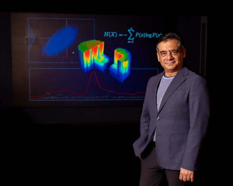 Ugur Mertyurek 参与开发了一项将熵应用于核验证的专利。该方法通过将传感器数据与物理模型相结合，测量不确定性的降低，为获得监管部门批准提供了更清晰的途径。图片来源：Alonda Hines/ORNL，美国能源部