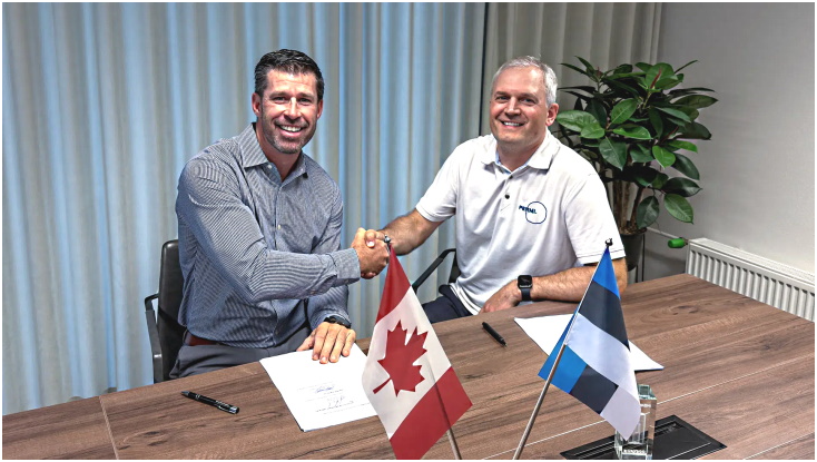 Aecon 公司核能战略、业务发展与服务副总裁 Greg Thede(左)与 Fermi Energia 首席执行官 Kalev Kallemets 签署合作协议(图片：Aecon)