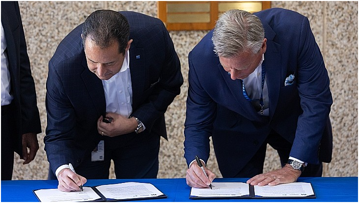 Christofer Mowry 和 Don Moul 签署意向书（图片：Type One Energy）