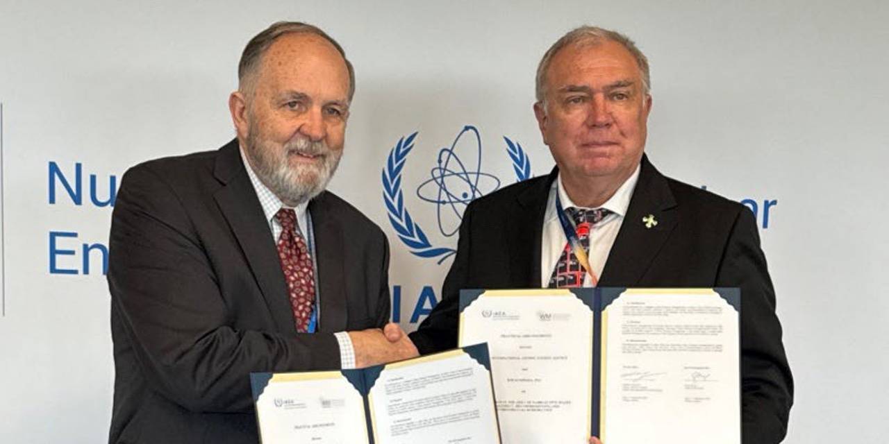 WM Symposia 的 Greg Meyer（左）与国际原子能机构的 Mikhail Chudakov。（图片：WM Symposia）