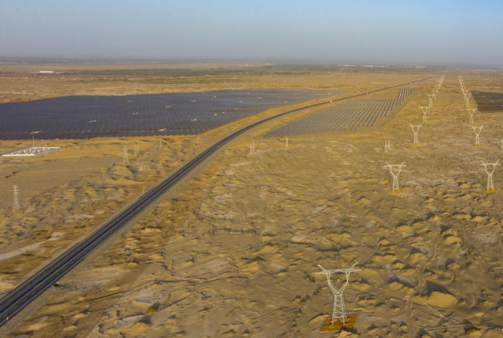 这是2025年9月22日无人机航拍的新疆巴音郭楞蒙古自治州光伏电站及输电线路。