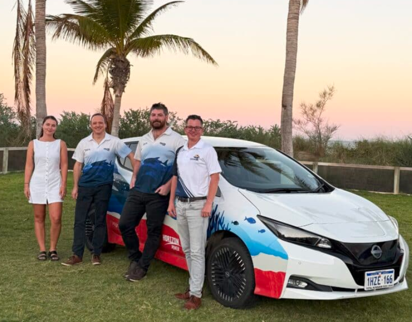 Horizo​​n Power 埃克斯茅斯 V2G 试验合作伙伴。从左至右：前埃克斯茅斯工商会会员 Ivy Barrett;Horizo​​n Power 高级项目经理 Michael Bauer;Horizo​​n Power 高级分布式能源技术工程师 Rhys Carey;埃克斯茅斯郡代表 Robert Koelbel。