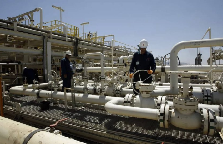 伊拉克库尔德斯坦地区扎乔村附近塔克炼油厂的工人。