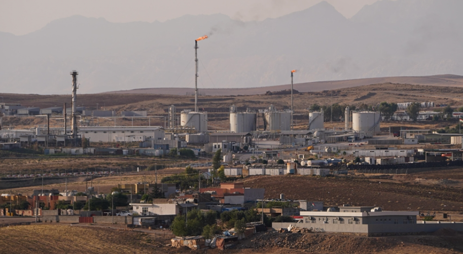 2025年9月26日,伊拉克杜胡克省扎胡区附近,挪威石油天然气公司DNO运营的塔乌克油田。伊拉克中央政府与伊拉克库尔德地区政府签署协议,恢复通过土耳其杰伊汉港出口石油,预计石油输送将于9月27日上午恢复。