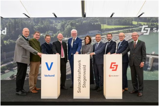 从左至右：市长 Hubert Stock、VERBUND Hydro Power 董事总经理 Karl Heinz Gruber 和 Michael Amerer、VERBUND 首席运营官 Achim Kaspar、首席执行官 VERBUND Michael Strugl、州长 Karoline Edtstadler、联邦部长 Wolfgang Hattmannsdorfer、萨尔茨堡股份公司首席执行官 Michael Baminger、萨尔茨堡股份公司董事会成员 Herwig Struber、萨尔茨堡股份公司监事会主席 Wilfried Haslauer标签#auseigenerkraft | (c) VERBUND/约翰内斯·维德尔