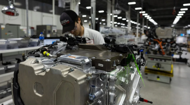 本田技术人员在俄亥俄州研发中心组装 2025 款 CR-V e:FCEV 的氢燃料电池堆