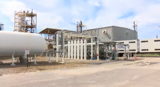 市长帕勒姆和州长扬金出席了废气处理厂的剪彩仪式，彼得堡市向清洁能源迈出了重要一步。