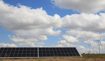 太阳能电池板和风力涡轮机。