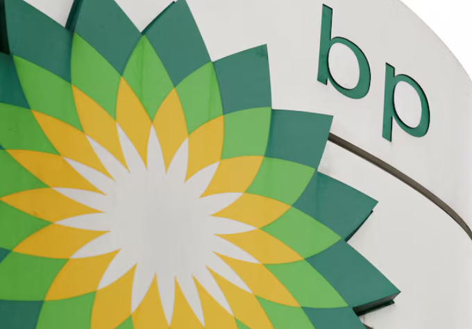 2010 年 11 月 2 日,伦敦一家加油站的 BP 标识。