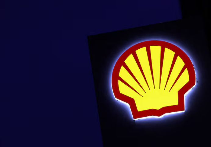 2024 年 11 月 13 日,比利时布鲁塞尔的一个充电站,出现了壳牌石油天然气公司的标识。