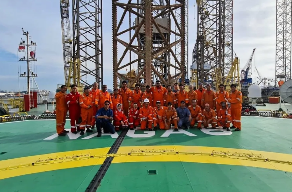 Velesto Energy 自升式钻井平台 Naga 6 上的工人。