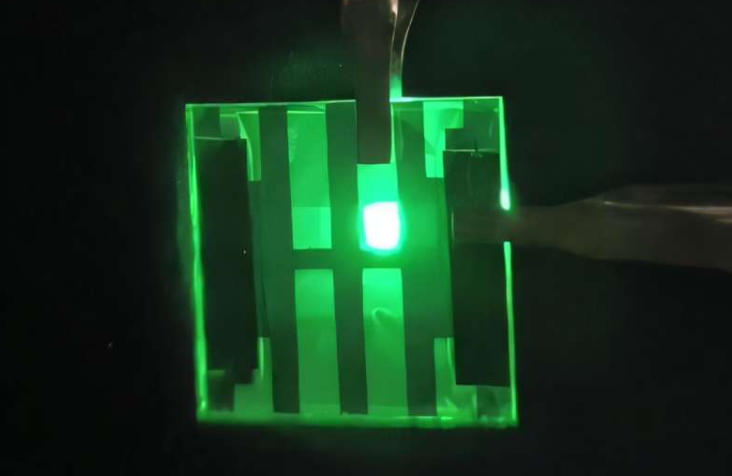 一种薄如纸的设备利用类似于本文描述的量子点来点亮LED