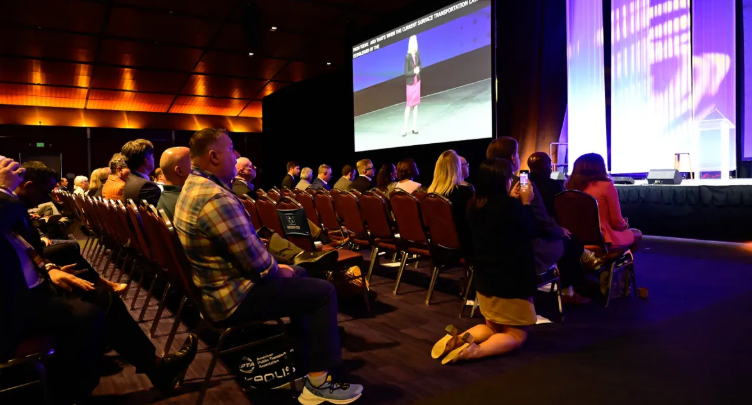 2025 年 9 月 15 日,与会者在波士顿托马斯·梅尼诺会展中心观看美国公共交通协会主席 Leanne Redden 在 2025 年 TRANSform 大会上的演讲。