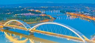 诺维萨德多瑙河公铁两用大桥。