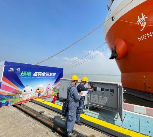 南方电网广东广州南沙供电局保供电人员在南沙科考码头开展用电检查。