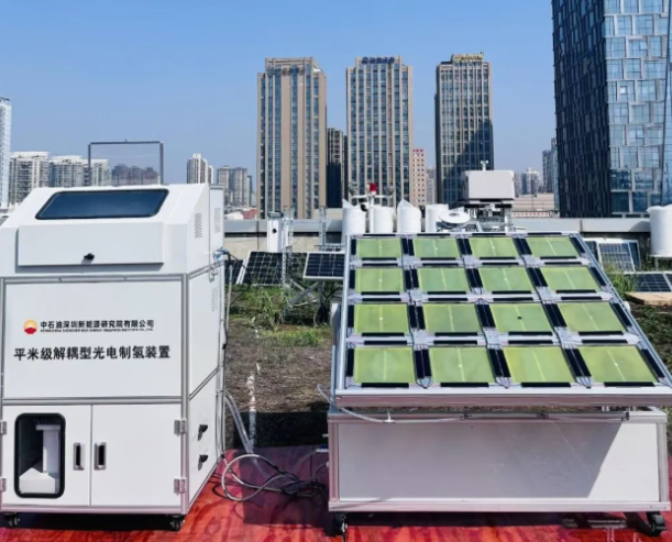 解耦型平方米级光电制氢装置现场运行图。