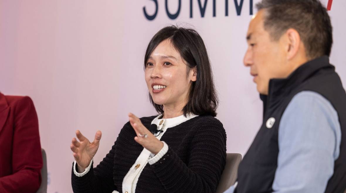 Expedition Therapeutics 首席执行官 Yi Larson(中)出现在 STAT 在纽约举行的 Breakthrough Summit East 上