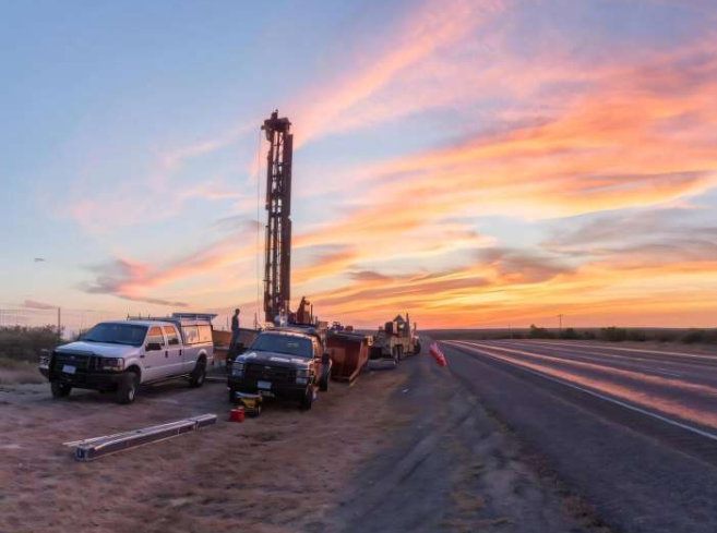 2018 年，美国德克萨斯州金尼县 90 号公路沿线地区的鹰福特群沉积岩层进行了取芯和地球物理测井作业。