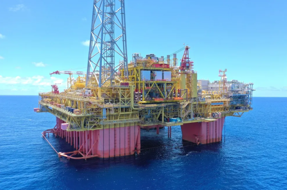 Ichthys LNG增压压缩机模块(BCM)正在Ichthys Explorer中央处理设施安装。