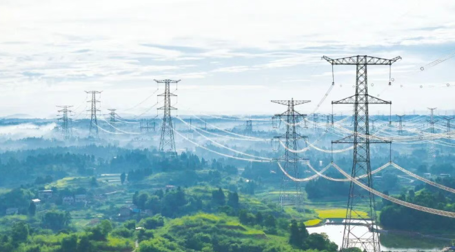 图为1000千伏天府—铜梁线路重庆段。