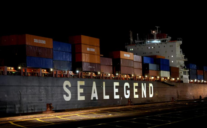 10月13日,在英国费利克斯托港,中欧北极快航航线首艘货船驶入码头。