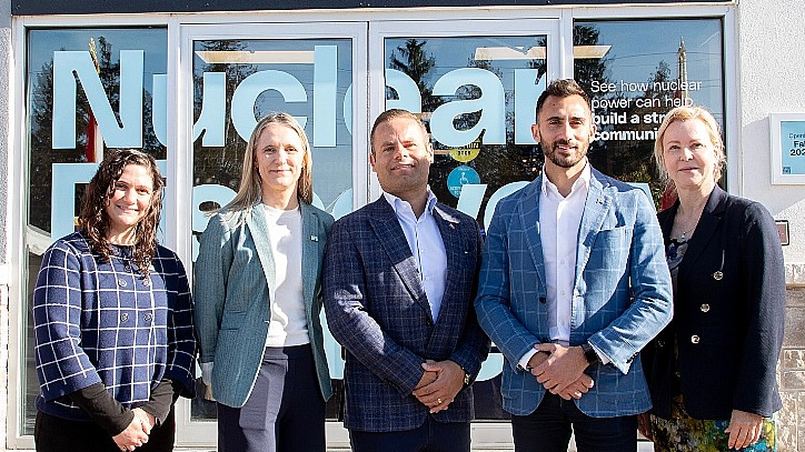 Lauritsen(左二)和 Lecce(右二)在新中心开幕式上合影