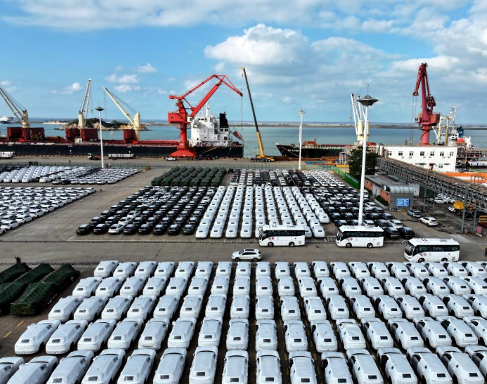 10月14日,在江苏省连云港港东方港务分公司码头,大批汽车准备装船外运(无人机照片)。