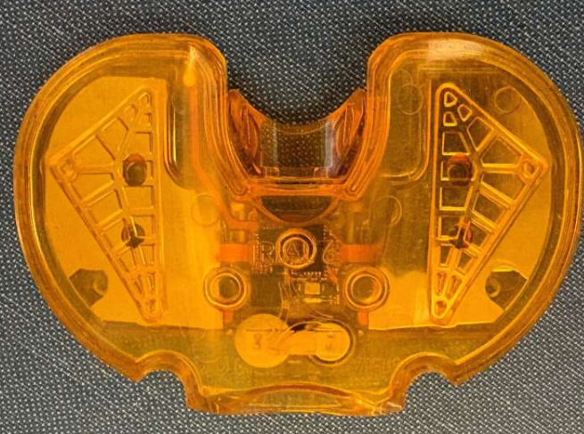 Verasense 是一款无线一次性传感器,可在全膝关节置换术中实时测量膝关节的负荷、平衡和手术对位,为外科医生提供数据,以优化植入物的位置和软组织平衡。查普曼在达特茅斯学院攻读博士学位期间参与了该设备的研发,并在罗德岛大学完成了该设备的研发。