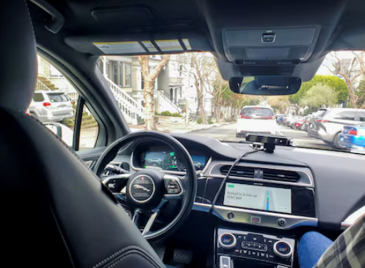 2022 年 12 月 9 日，美国加利福尼亚州旧金山，一辆 Waymo 自动驾驶出租车正在进行试驾。