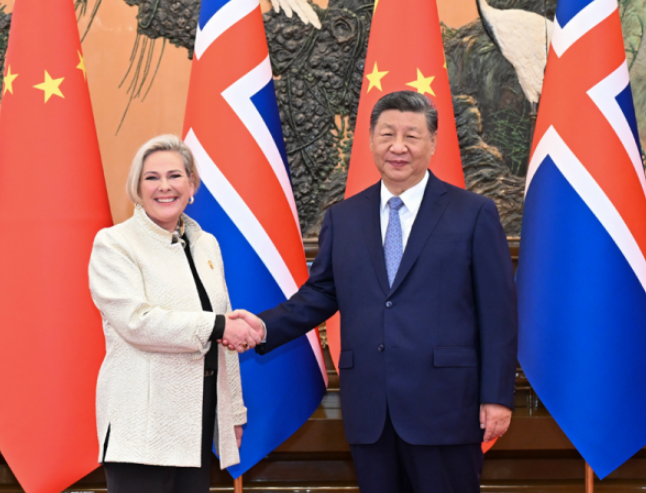 国家主席习近平会见冰岛总统托马斯多蒂尔