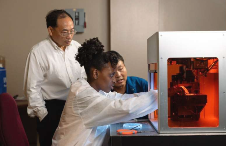 休斯顿大学任志峰教授及其在德克萨斯超导中心的研究团队将砷化硼晶体安装到频域热反射 (FDTR) 系统中，以测量热导率。