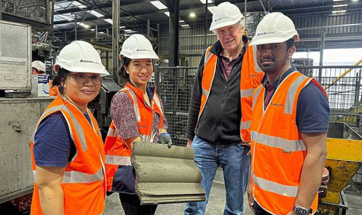 RMIT 的 Yulin Patrisia 博士、Bristile Roofing 的 Samantha So、RMIT 的 David Law 博士和学生 Madushan Mudiyanselage 在 Dandenong 的 Bristile 工厂。