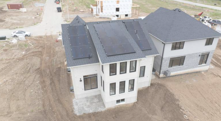 1 / 1研究人员利用屋顶上的太阳能电池板捕获阳光产生的电能，并通过热泵进行转化，并储存在热电池中以备将来使用