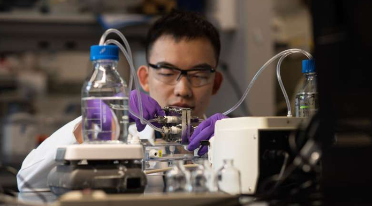 普林斯顿大学博士生林杜利用再生废水测试了氢电解。在电解槽中,电流使带正电的氢离子(质子)从阳极穿过一层特制的膜到达阴极,质子在阴极与电子结合形成氢气。