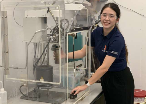 伊利诺伊大学的萨布丽娜·萨默斯演示了如何利用食物垃圾加氢处理生物原油。