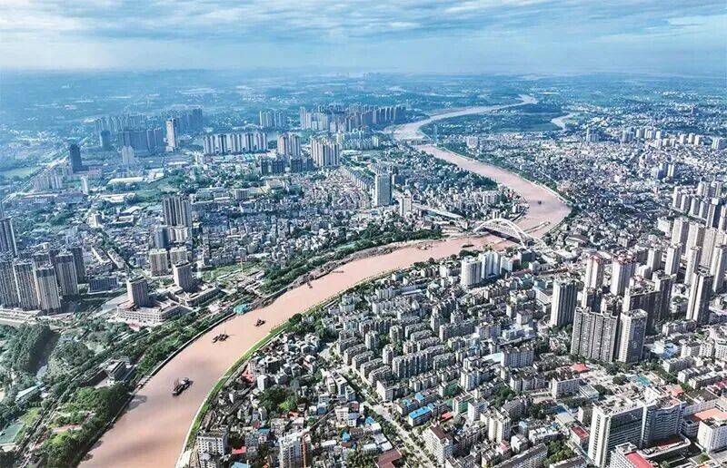 平陆运河是西部陆海新通道的骨干工程，也是加快建设交通强国的标志性工程。图为2025年8月24日拍摄的建设中的流经广西钦州市区的平陆运河航道。