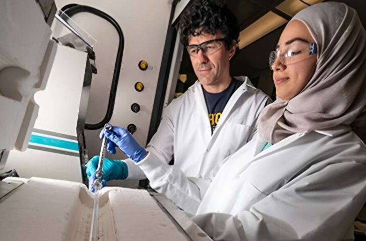 化学工程博士毕业生、该研究的第一作者拉万·阿尔马拉希(Rawan Almallahi)正在准备一个反应器,以便在炉内进行性能测试。马丁·路易斯·珀尔化学工程学院教授、该研究的通讯作者苏尔约·利尼克(Suljo Linic)协助阿尔马拉希进行测试。