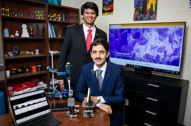 尼尚特·加格教授(站立者)和研究生侯赛因·卡比尔利用计算机视觉技术开发了一种快速便捷的水泥耐久性测试方法,该方法可用于现场或实验室环境。