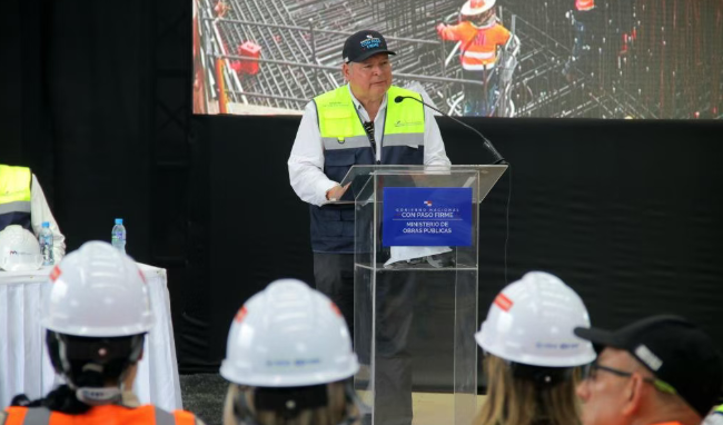 11月1日,在巴拿马首都巴拿马城,巴拿马公共工程部长何塞·路易斯·安德拉德在巴拿马运河第四大桥东主塔承台首层混凝土浇筑仪式上致辞。
